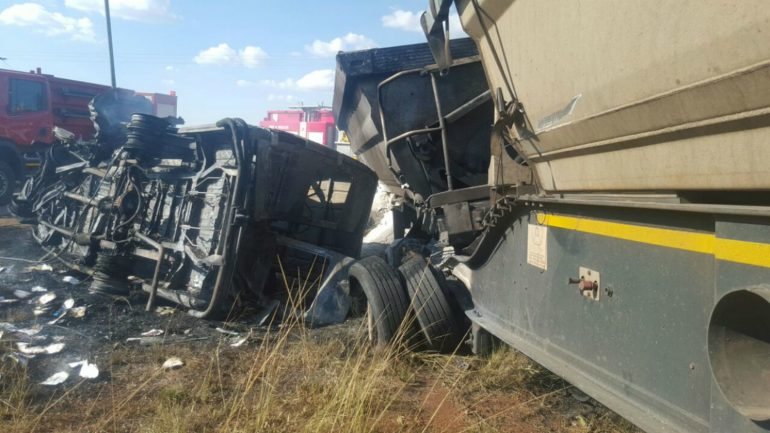 O acidente ocorreu na estrada R25, perto de Verena, na fronteira com a província de Mpumalanga