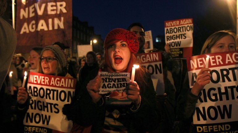 Protestos na Irlanda depois da morte de uma dentista indiana a quem foi negado um aborto