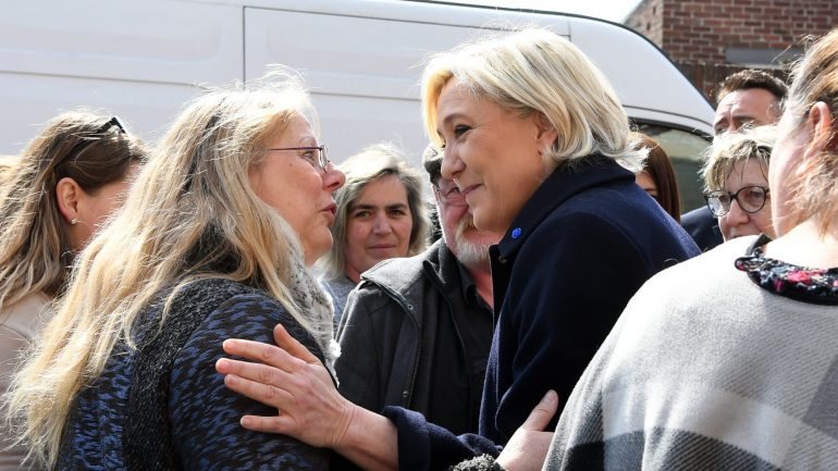 Marine Le Pen diz ser a única &quot;candidata do povo&quot; e muitas das suas ações de campanha são em mercados, em cidades periféricas francesas
