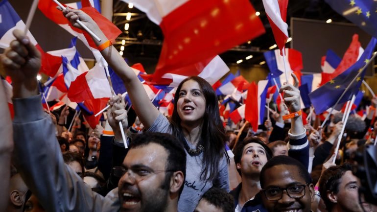 Muitos jovens franceses não estão contentes nem com Le Pen nem com Macron -- um &quot;banqueiro&quot; e uma &quot;anti-estrangeiros&quot;