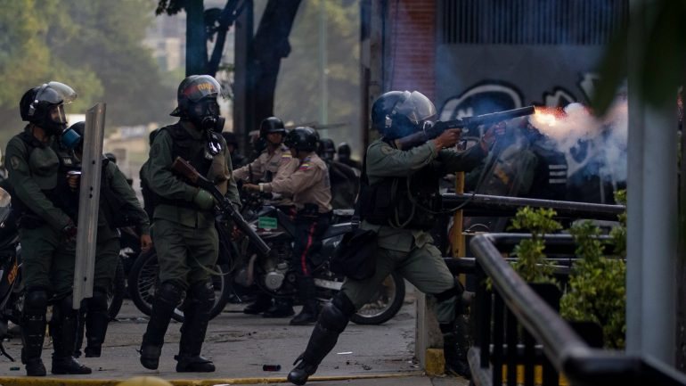 Em protestos pacíficos contra o governo de Maduro estas organizações responderam com uma forte presença e com violência