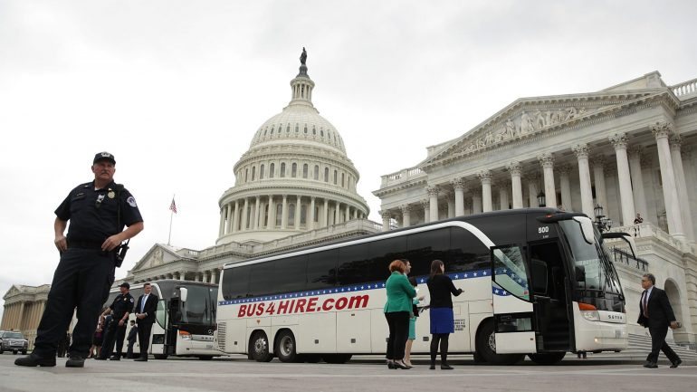 Todos os 100 senadores foram transportados para a Casa Branca de autocarro