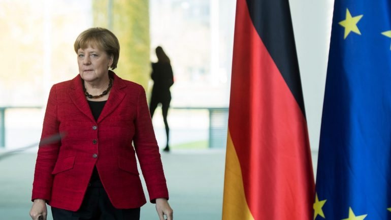Merkel advertiu que devem ser clarificados “de forma satisfatória” os termos da saída