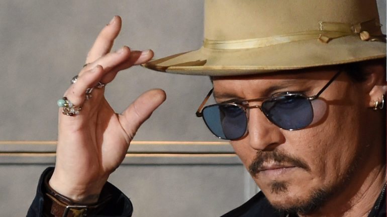 Johnny Depp processou a empresa responsável pela gestão dos seus negócios que acusa o ator de gastos excessivos para sustentar o seu estilo de vida