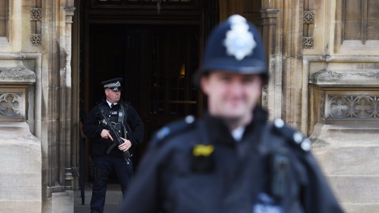 A segurança está reforçada junto ao parlamento britânico desde que, a 22 de março, um homem conduziu um veículo contra peões na ponte de Westminster