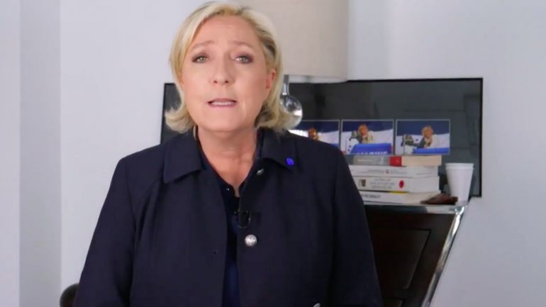 Marine Le Pen divulgar o vídeo horas antes de Jean-Luc Mélenchon publicar a edição semanal da sua rubrica no YouTube