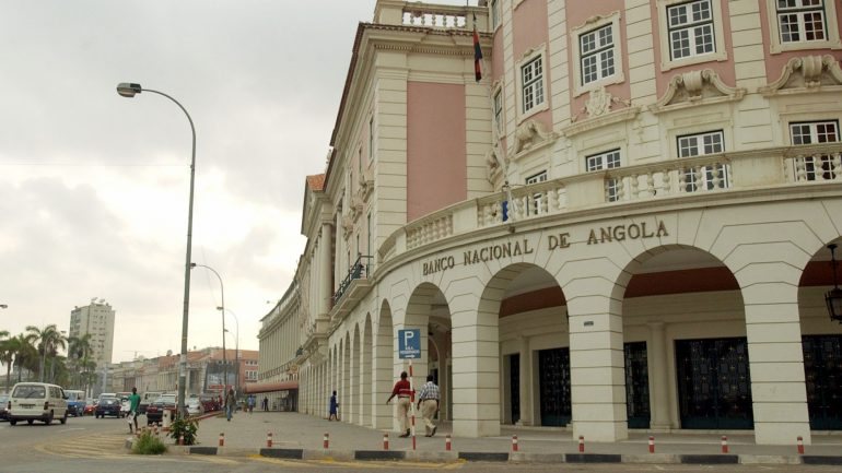Angola viu reduzir a receita fiscal para cerca de metade desde 2015