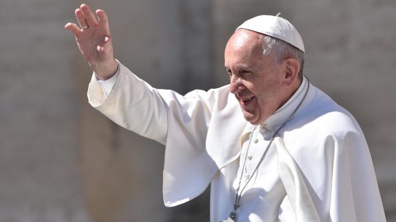Um dia depois de ter regressado de uma visita ao Egipto, o Papa Francisco percorreu este domingo a Praça de São Pedro, no Vaticano,