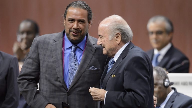 Sheik Ahmad Al-Fahad Al-Sabah (à esq.) com o ex-presidente da FIFA, Joseph Blatter