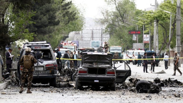 Num outro ataque no mês passado na zona de maior segurança de Cabul, cinco civis morreram e outras três pessoas ficaram feridas