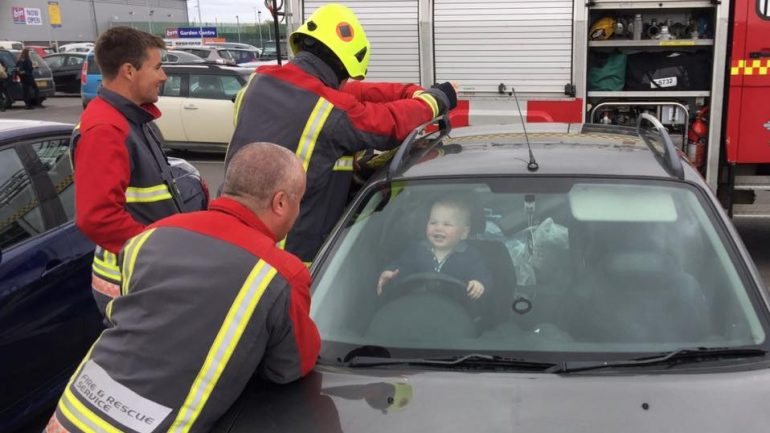 Brandon, de 14 meses acabou por meter uma moeda na boca e os bombeiros tiveram que partir o vidro do carro.