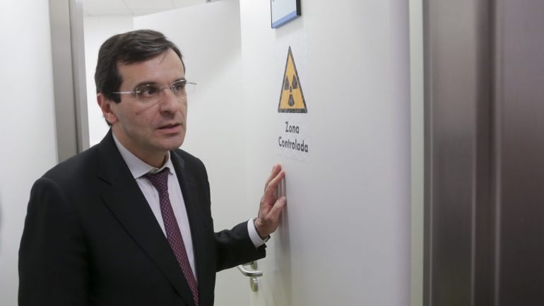 O ministro falava aos jornalistas à margem de uma visita a Vila Real e um dia depois de os sindicatos médicos terem decidido manter a greve nacional marcada para os dias 10 e 11 de maio