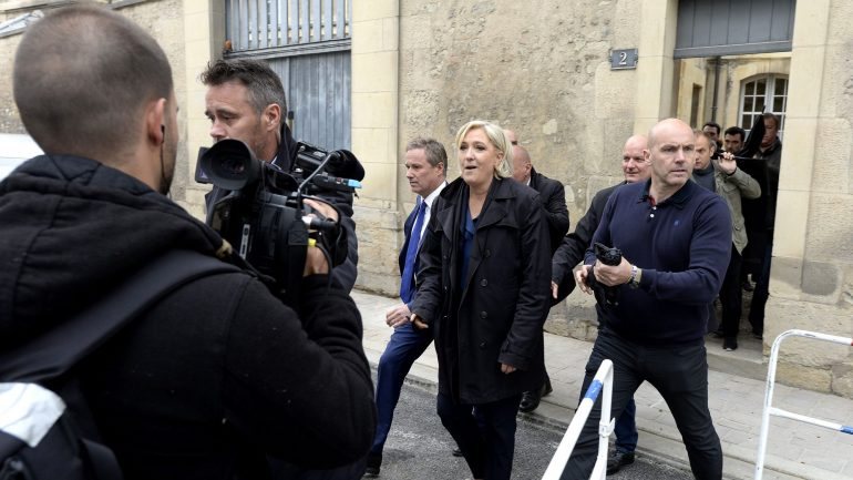 Marine Le Pen saiu da igreja por uma porta lateral, para evitar os manifestantes