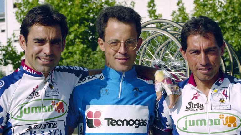Acácio da Silva é o ciclista à esquerda, com Manuel Cunha e António Pinto na Volta a Portugal em 1994