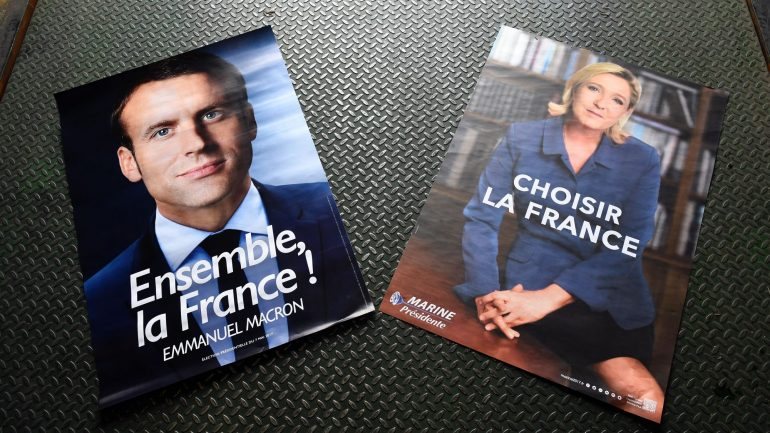Os manifestos de Marine Le Pen e Emmanuel Macron aqui lado a lado, mas muito diferentes entre si