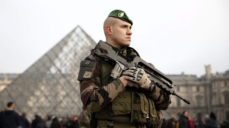 Em Paris, vão estar 12 mil polícias e militares, dos quais 5.000 vão estar totalmente direcionados para a segurança dos locais de votação