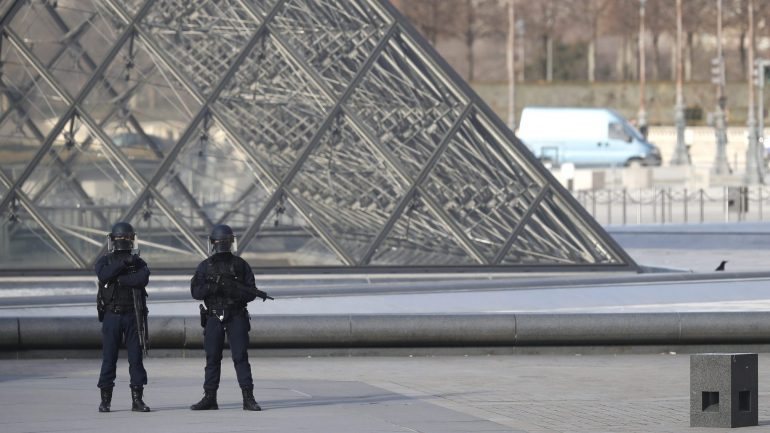 O Louvre já estava sob forte vigilância desde que um homem atacou soldados perto do museu durante a campanha presidencial