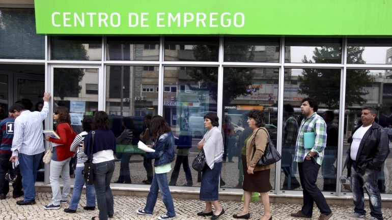 De acordo com Rui Bernardes Serra, do Montepio Geral, a taxa de desemprego no primeiro trimestre deste ano deverá ter recuado até aos 10,2%, esperando-se para o conjunto do ano que se situe nos 9,8%