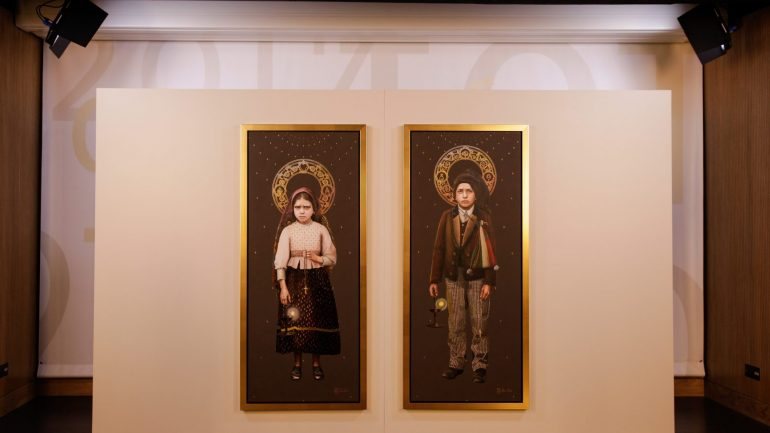 As telas com retratos dos dois pastorinhos foram feitos pela artista Sílvia Patrício