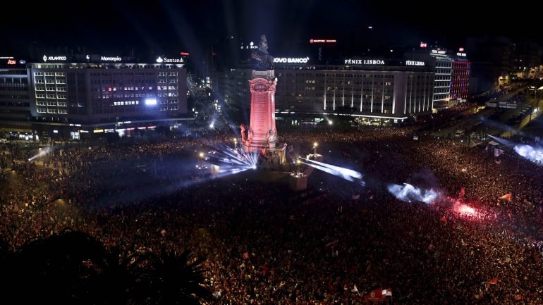 Depois dos violentos confrontos registados em 2015, festa do Benfica no Marquês em 2016 decorreu com grande normalidade