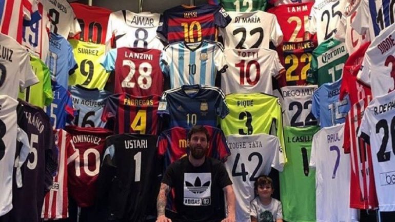 Casillas, Yaya Touré, Totti, Di María, Suárez, Lahm, Aimar, Piqué, Dani Alves ou Milito são algumas das estrelas representadas