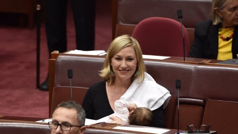 A co-deputada do partido australiano Greens, Larissa Waters, voltou ao trabalho dez meses depois de ter dado à luz, está a dar total uso às recentes regras, que a própria ajudou a implementar, que permitem a amamentação no senado.