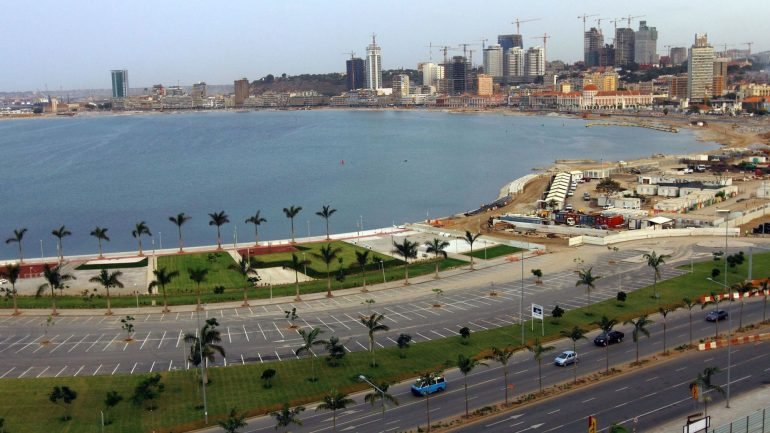 A marginal da baía de Luanda é atualmente um dos pontos turísticos mais visitados da capital angolana.