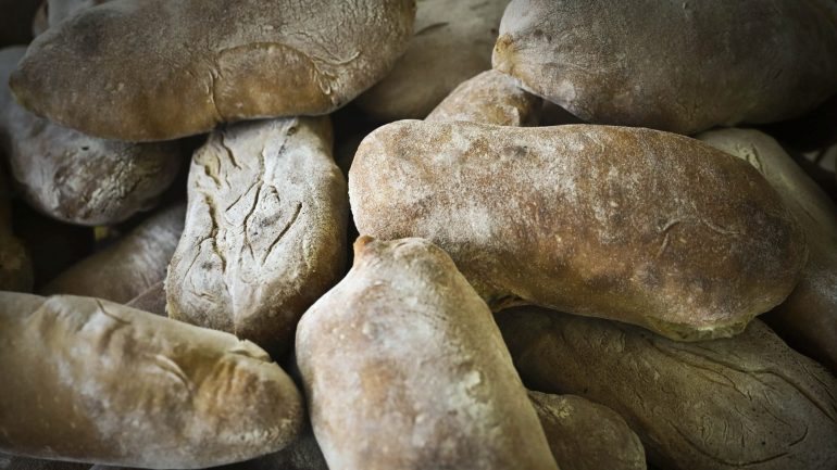 Um mês depois do fim dos subsídios estatais à produção de pão, em Maputo, o preço do pão passou de sete meticais (0,10 cêntimos) para dez meticais (0,14 cêntimos).