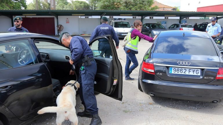 O controlo documental nas fronteiras portuguesas foi reposto temporariamente às 00h00 desta quarta-feira