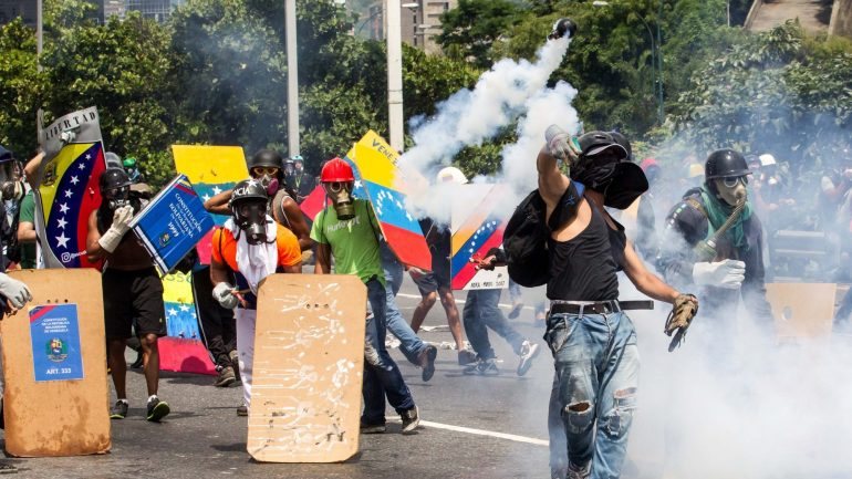 Vários manifestantes opositores responsabilizaram a Guarda Nacional Bolivariana (polícia militar) por aquela morte.