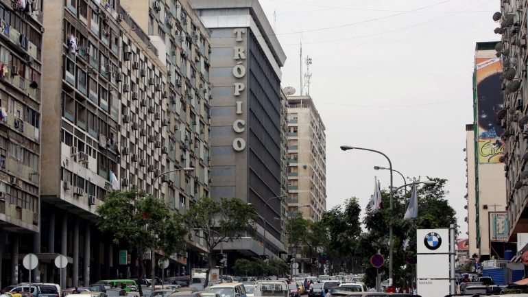 É uma das unidades hoteleiras de referência da cidade de Luanda, o Trópico, de quatro estrelas e com 280 quartos