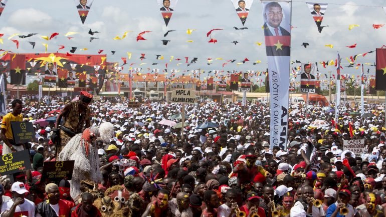 A Constituição angolana aprovada em 2010 prevê a realização de eleições gerais a cada cinco anos, elegendo 130 deputados pelo círculo nacional e mais cinco deputados pelos círculos eleitorais de cada uma das 18 províncias do país