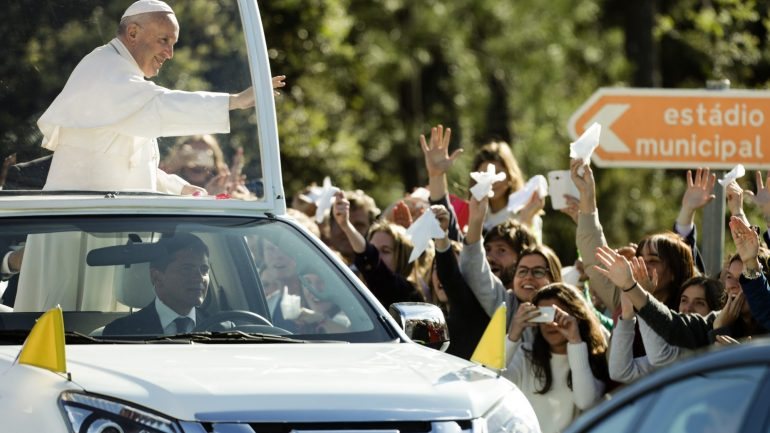 Papa Francisco no papamóvel a caminho do Santuário de Fátima