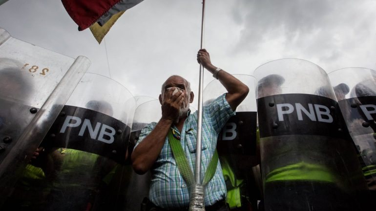 A vaga de manifestações contra o governo do Presidente venezuelano, Nicolás Maduro, fez pelo menos 38 mortos