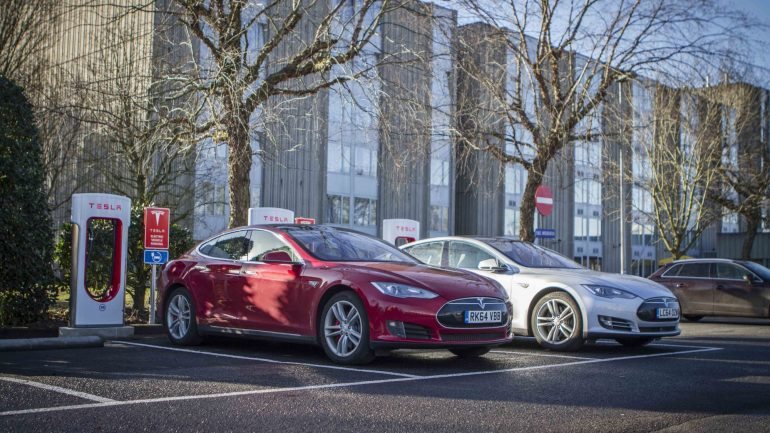 Ao mesmo tempo que anunciou limitações aos carregamentos rápidos, a Tesla reiterou os seus planos para duplicar a sua rede de supercarregadores até ao final deste ano
