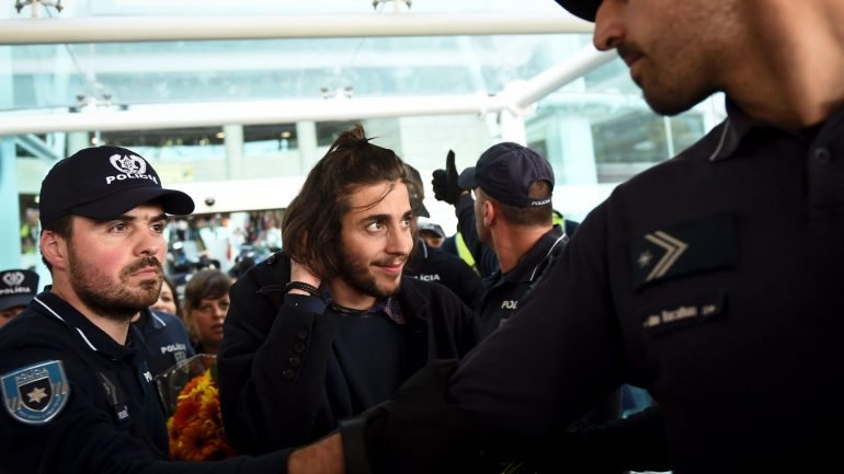 Salvador Sobral chegou esta tarde ao Aeroporto Humberto Delgado, em Lisboa, num avião da TAP.