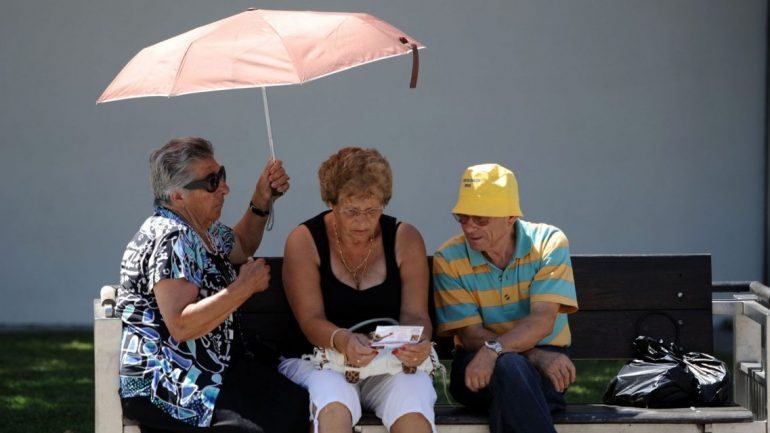 O instituto desaconselha a exposição de crianças ao sol e recomenda o uso de óculos sol, protetor solar e chapéu.