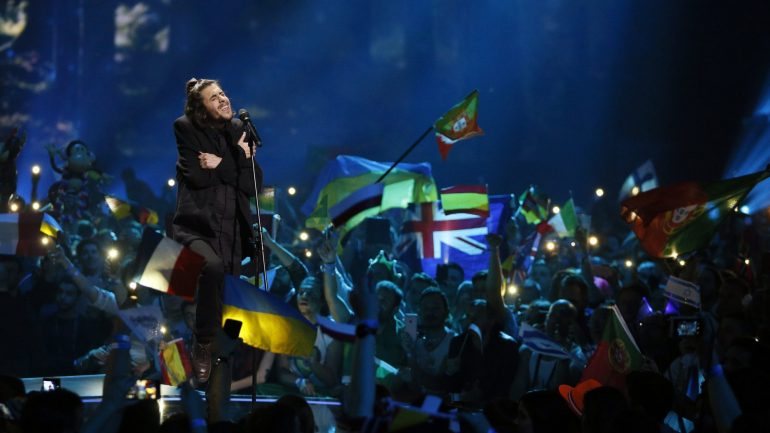 A canção, com letra e música de Luísa Sobral, irmã de Salvador Sobral, obteve 758 pontos na votação combinada dos júris nacionais e do público, na final do festival disputada em Kiev, na Ucrânia