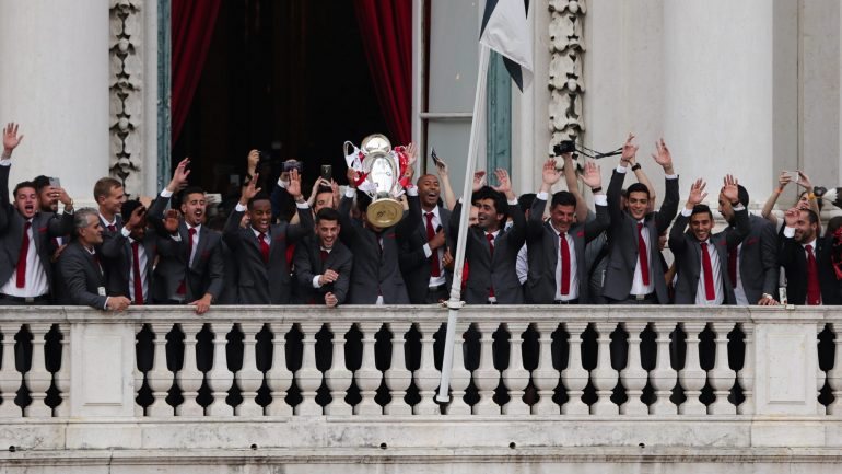 Chegada dos jogadores à varanda para mostrar a taça aos adeptos foi o momento alto da visita à Câmara de Lisboa