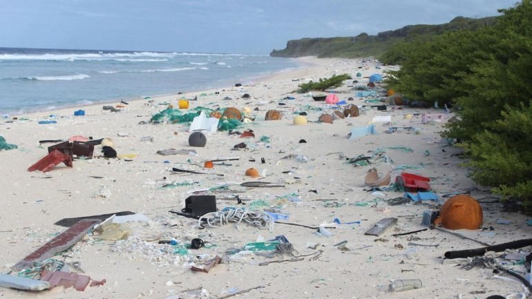 De acordo com o estudo, cerca de 3.750 novos resíduos aparecem todos os dias ao longo das praias