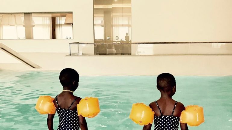Na fotografia publicada terça-feira aparecem as gémeas Stella e Esther, de quatro anos, à beira da piscina do Hotel Ritz.