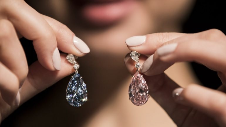 &quot;Estes diamantes são muito distintos, com uma presença extraordinária, e estamos honrados que a Sotheby's foi a escolhida para os trazer a leilão&quot;, refere David Bennet.