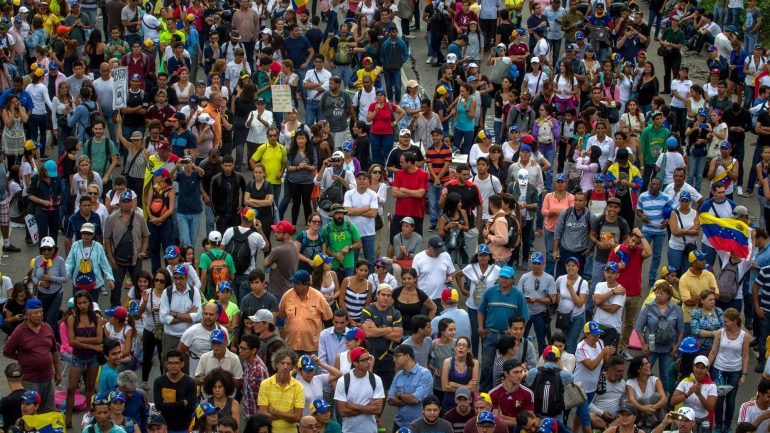 a crise em que mergulhou a Venezuela, com uma crescente escassez de alimentos e medicamentos, gerou uma migração significativa para a Colômbia e para o Brasil