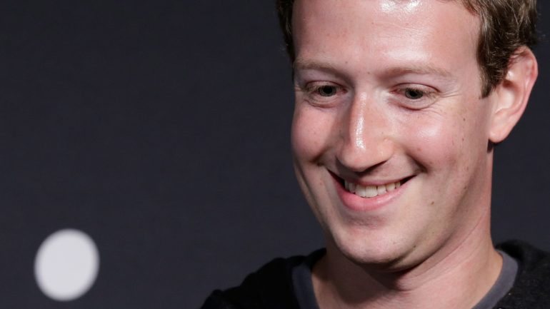 Zuckerberg acabou por desistir do curso para fundar o Facebook, mas vai receber um grau honorário em Harvard na próxima semana