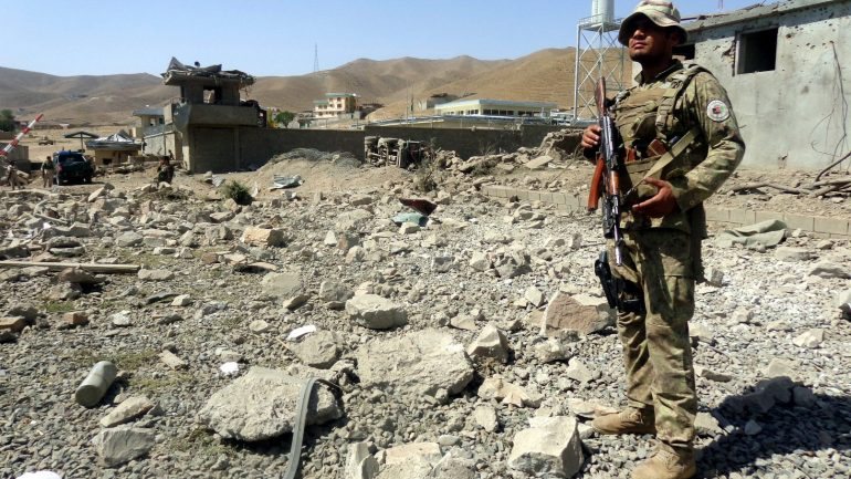 Nem os talibãs nem o grupo extremista Estado Islâmico reivindicaram até agora os ataques em Nangarhar ou em Logar, mas Salleh acusou os talibãs de terem colocado a bomba