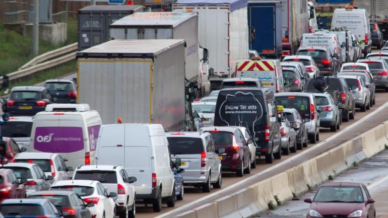 Os congestionamentos de trânsito custam milhões todos os anos às economias dos países desenvolvidos, mas os sinais luminosos inteligentes podem dar um importante contributo para a sua redução