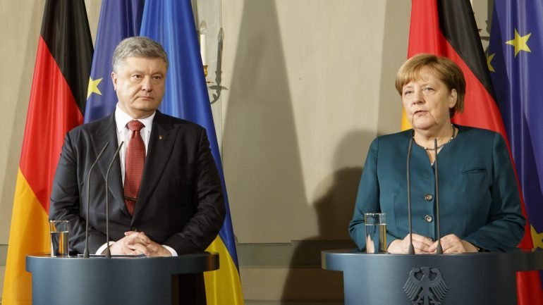 Petro Poroshenko e Angela Merkel reuniram-se este sábado em Berlim