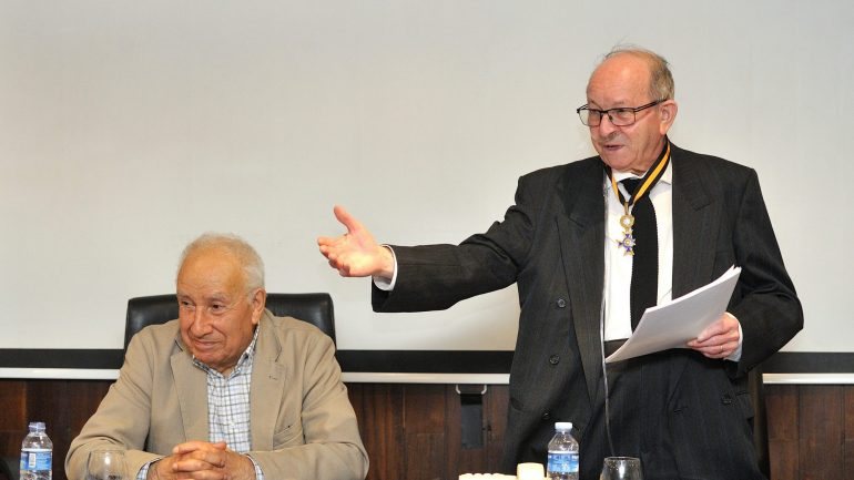 Gilberto Ferraz (à direita) na apresentação do seu livro &quot;Por Terras de Sua Majestado&quot;, em 2016, no Porto