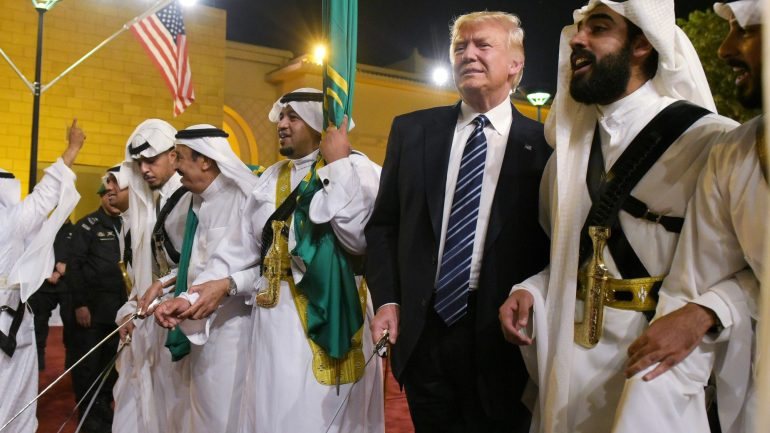 Mas há mais: o facto de Trump não se ter curvado quando cumprimentava o rei da Arábia Saudita está a merecer o destaque da imprensa