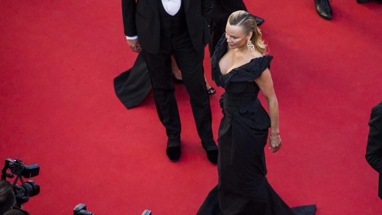 A atriz Pamela Anderson marcou presença no Festival de Cannes este sábado